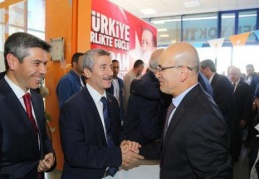 Başbakan Yardımcısı Şimşek vatandaşlarla bayramlaştı