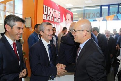 Başbakan Yardımcısı Şimşek vatandaşlarla bayramlaştı