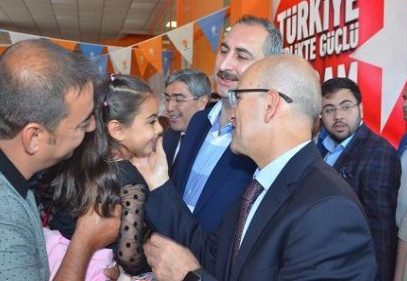 Başbakan Yardımcısı Şimşek vatandaşlarla bayramlaştı