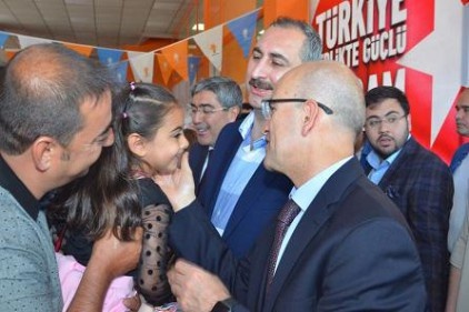 Başbakan Yardımcısı Şimşek vatandaşlarla bayramlaştı