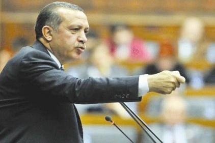 Başbakan&#8217;a halkı kin ve düşmanlığı tahrikten suç duyurusu