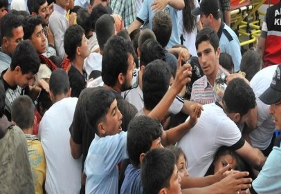 Başbakanı dinlemeye gelen Suriyeli çocuklara oyuncak dağıtıldı 