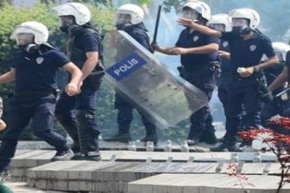 Başbakan&#8217;ın polis şiddetine yol verdiği bir ülkede demokrasiden söz edilemez