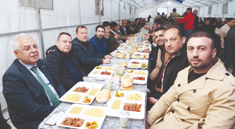 Başkan Böcek, Gaziantep’te depremzedelerle iftar yaptı