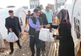Başkan Çolakbayrakdar, Adıyaman’da depremzedelerle iftar yaptı ve iaşe dağıttı