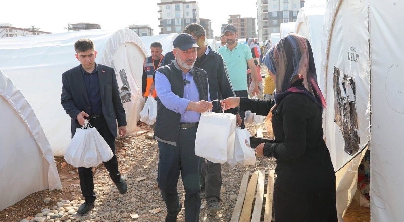 Başkan Çolakbayrakdar, Adıyaman’da depremzedelerle iftar yaptı ve iaşe dağıttı