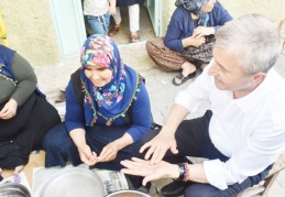 Başkan kollarını sıvadı, yuvalama yuvarladı