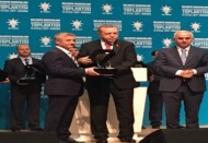 Başkan Mehmet Tahmazoğlu ödülünü Cumhurbaşkanı Recep Tayyip Erdoğan’ın elinden aldı