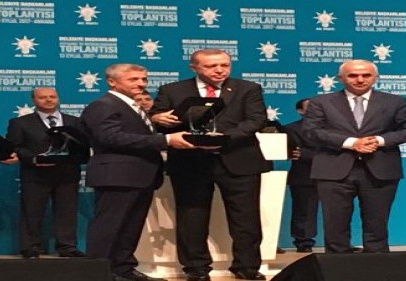 Başkan Mehmet Tahmazoğlu ödülünü Cumhurbaşkanı Recep Tayyip Erdoğan’ın elinden aldı