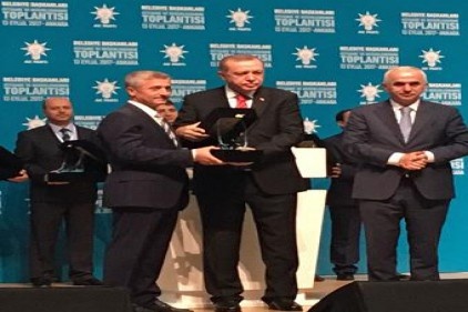 Başkan Mehmet Tahmazoğlu ödülünü Cumhurbaşkanı Recep Tayyip Erdoğan&#8217;ın elinden aldı