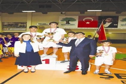 Basketbol, futbol ve satranç turnuvalarında dereceye girenler ödüllendirildi