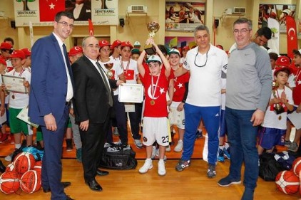 Basketbol Kupasının ödül töreni coşkusu