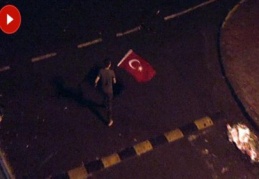 Bayrak sevgisi yağmur tanımadı
