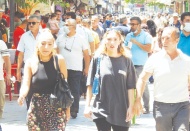 Bayram sonrasında çarşı ve pazarlar doldu, maskeler evde unutuldu