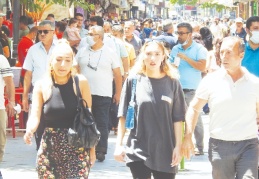 Bayram sonrasında çarşı ve pazarlar doldu, maskeler evde unutuldu