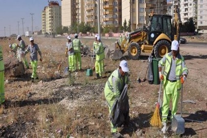 Bayram temizliği Karataş&#8217;ta başladı