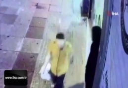 Bayrampaşa'da cep telefonu hırsızlığı kamerada