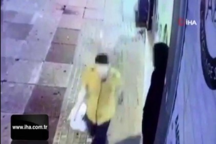 Bayrampaşa&#039;da cep telefonu hırsızlığı kamerada