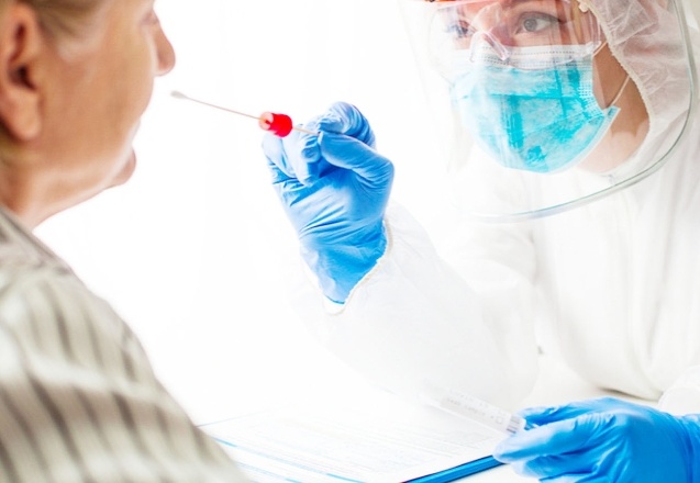 Bazı hastenelerde teste ek olarak 800 liraya varan muayene ücreti talep ediliyor