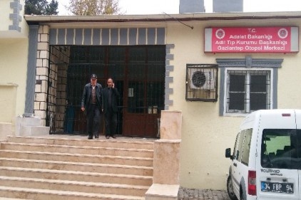 Bebek, buz kalıbı ile birlikte parka bırakıldı 