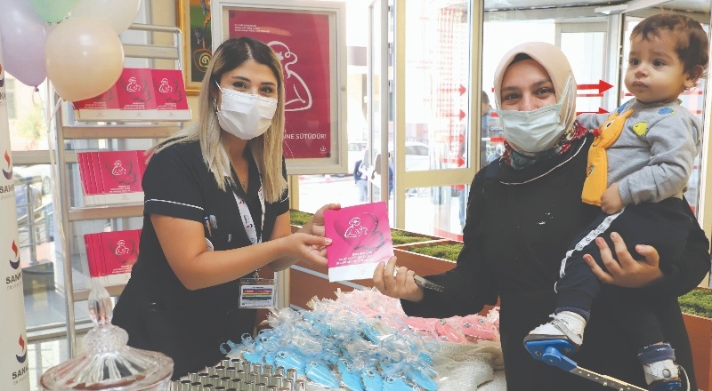 Bebekler için en sağlıklı besin olan anne sütü