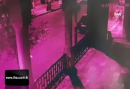 Bebeklerini camiye bırakan çift güvenlik kamerasına yakalandı