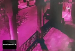 Bebeklerini camiye bırakan çift güvenlik kamerasına yakalandı