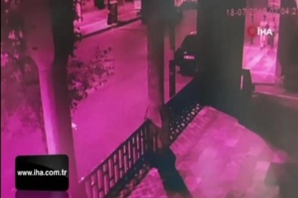Bebeklerini camiye bırakan çift güvenlik kamerasına yakalandı