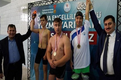 Bedensel ve işitme engeliler yüzme sporcularından Kerem Özer birinci