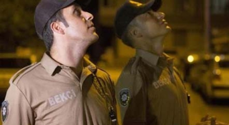 Bekçiler, mahallede her bekâr veya yalnız yaşayan kadının evini gözetleyebilecek