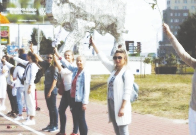 Belarus'ta kadınlardan dayanışma zinciri