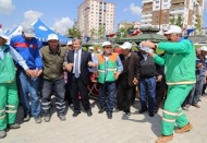 Belediye çalışanlarıyla halay çekti