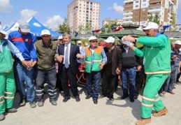 Belediye çalışanlarıyla halay çekti