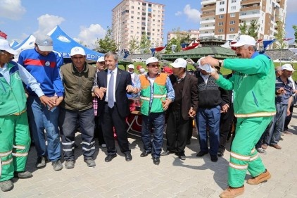 Belediye çalışanlarıyla halay çekti