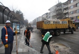 “Belediye ekipleri kar temizlemeye devam ediyor”