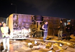 Belediye otobüsü devrildi, 20 yaralı var