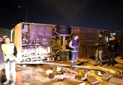 Belediye otobüsü devrildi, 20 yaralı var