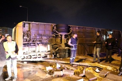 Belediye otobüsü devrildi, 20 yaralı var