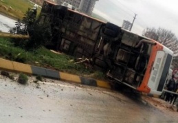 Belediye otobüsü devrildi: 25 yaralı var