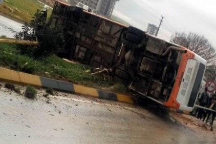 Belediye otobüsü devrildi: 25 yaralı var