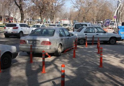 Belediye yapıyor, vatandaş bozuyor