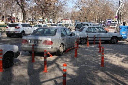 Belediye yapıyor, vatandaş bozuyor