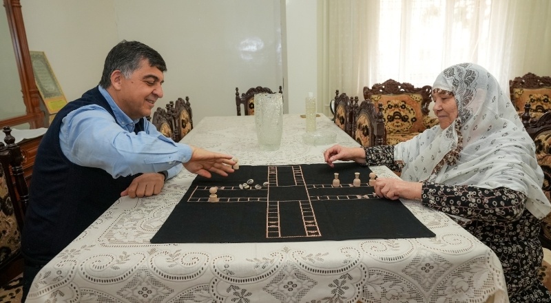 Belirli periyotlarla yalnız yaşayan büyüklerimize hizmet götürüyoruz