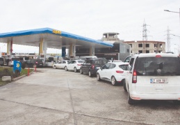 Benzin ve mazot almak isteyenler uzun kuyruklar oluşturdu