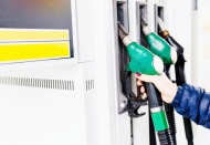 Benzine 16 kuruş, motorine 12 kuruş indirim bekleniyor