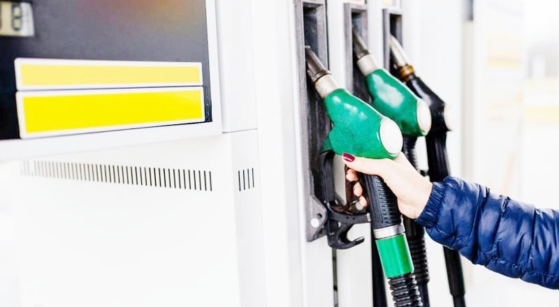 Benzine 16 kuruş, motorine 12 kuruş indirim bekleniyor