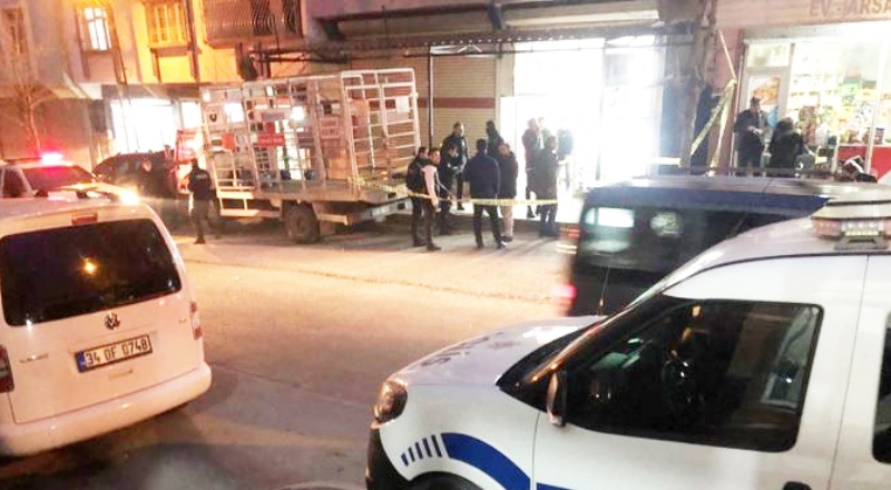 Berber dükkanına girip müşterilerin üzerine kurşun yağdırdı