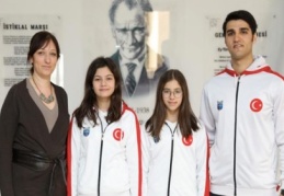 Beril Öztürk 100 ve 200 metre kurbağalama stilinde üç Türkiye birinciliği kazandı