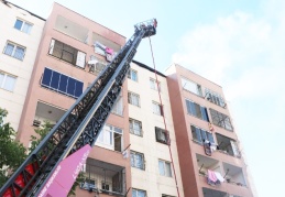 Beş katlı binanın çatı katında yangın çıktı