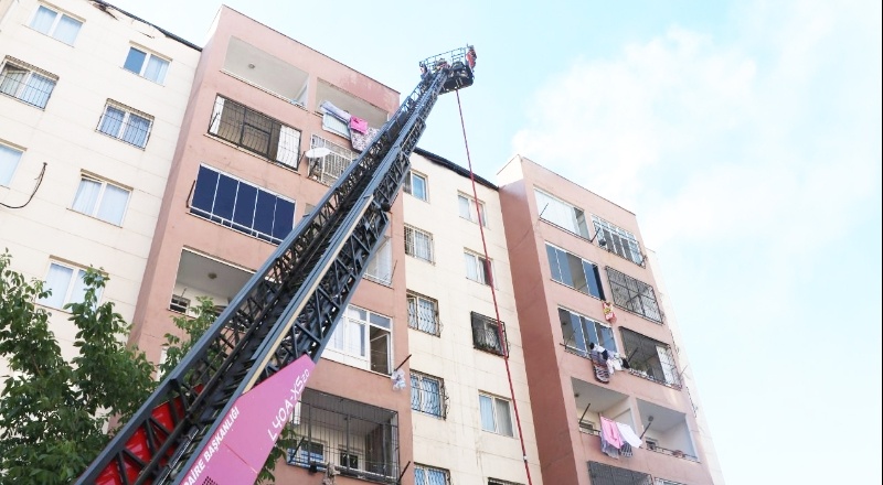 Beş katlı binanın çatı katında yangın çıktı